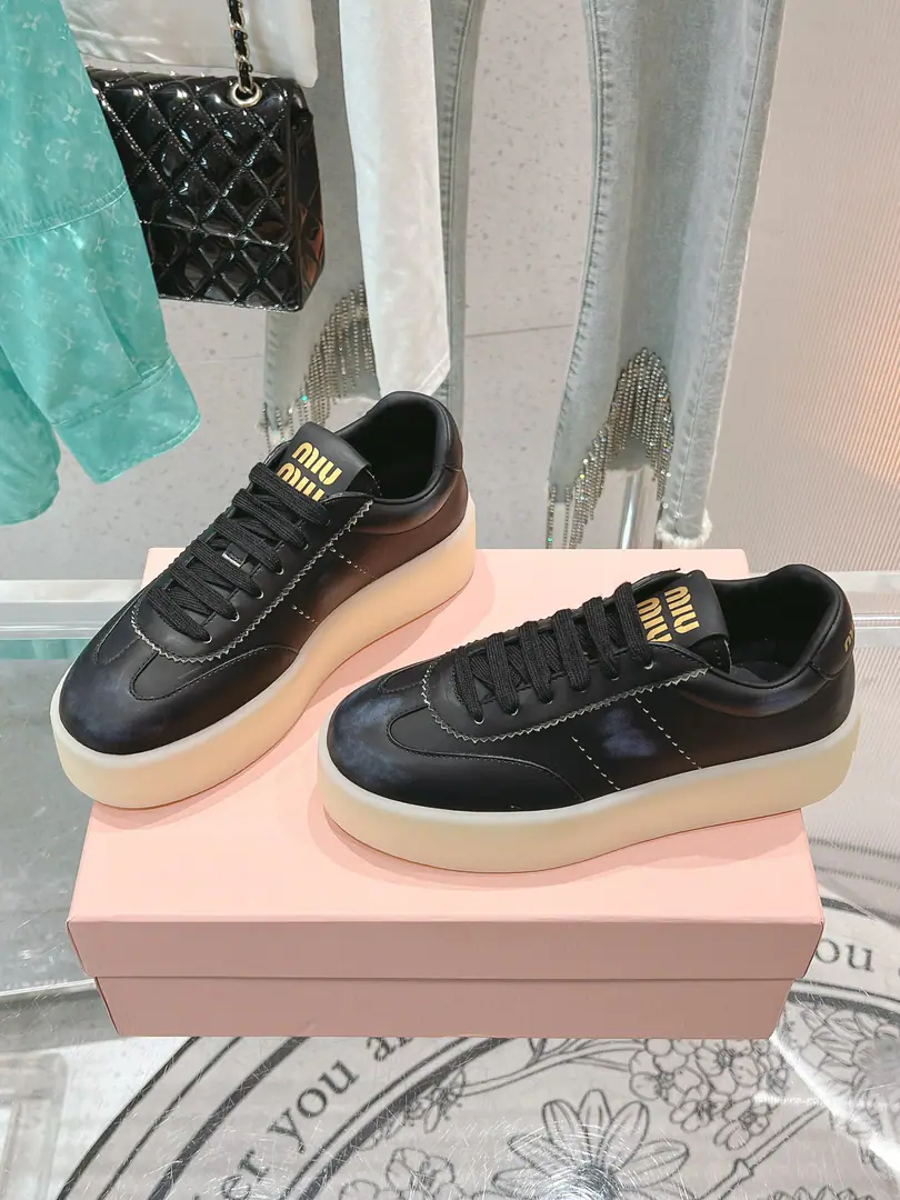 🏧𝐌𝐢𝐮𝐌𝐢𝐮Top Quality New starter.｜The old dirty little tadpoles.！ It's a good American relic with leisure and sports shoes.～ The upper foot is so nice and comfortable.💯A classic, a rare piece of talent.！ Materials and processes Imported cow flour. In silk cow skins. I'm comfortable with air. OriginalTPU♪ And the vacuum is thick ♪ Size: 35-40 [40Custom]