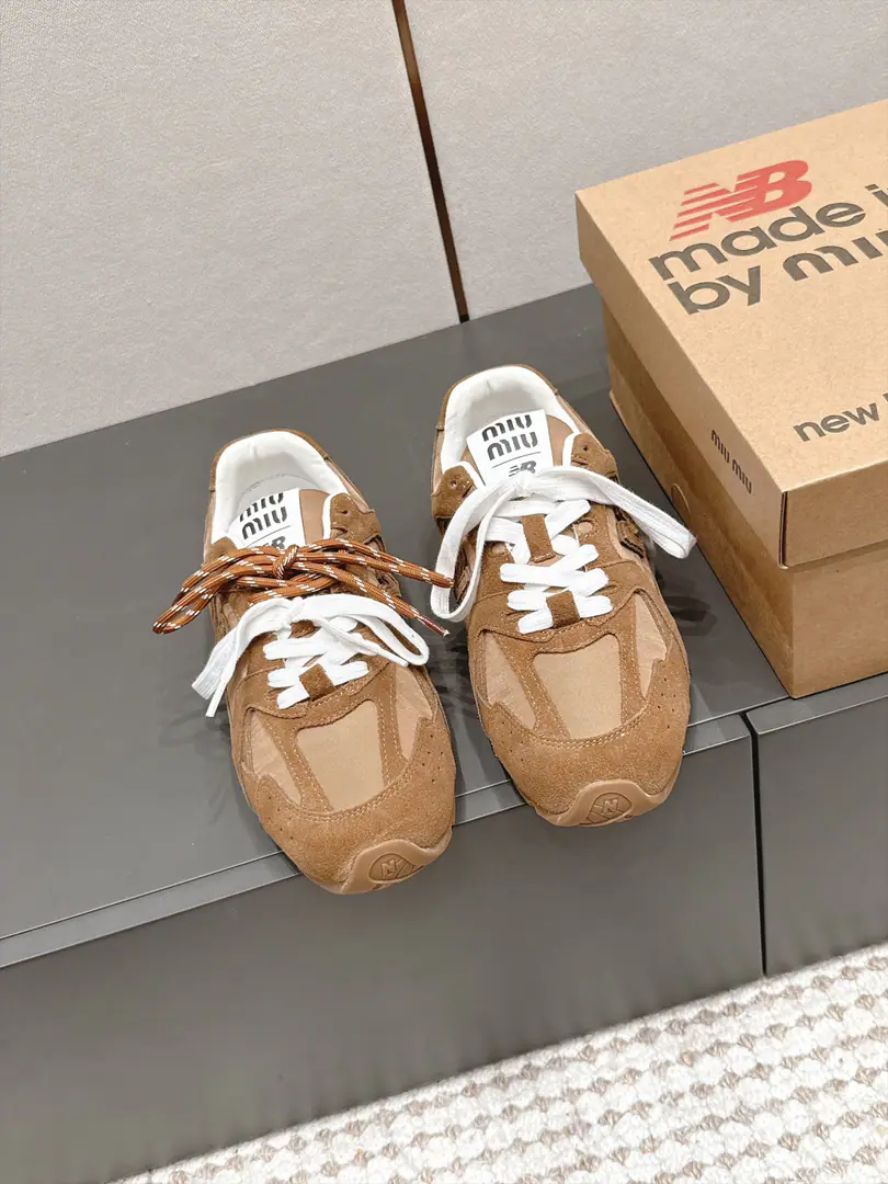 Requisition level #Couple money. Miu Miu × New Balance Joint contributions 26/Regoudhex sneakers. A resonantly gyro-shoe with a self-retrophilic intellectual atmosphere., A smooth, narrow-style shoe type., Two-colour pair of shoelaces., The shoe line is long and thin., Narrow, layout, foot., - Yes., The meat and feet have a good modifier effect., The strap-on-the-strap is flexible.. It's a mix of leisure and light and luxury., No color.. Retrotune and upper foot comfort., I want a nice, warm, everyday leisure shoe., This old scuffle of German shoes is a regular one-way trip.. Shoe.: Cows are counter-feat./Waterproof cloth Uchi.: Lamb skin. Otsumi!: TPUOtsumi! size: 35-45（Women40 Men45Do it.）