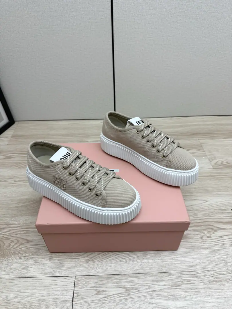 - The fabric. Counter-featur.+20 Miu Miu 26/The new old-fashioned, thick, white-ass crackers. Low profile luxury..The whole shoe is so light., No foot-scrambling., The style is really simple and pretty., The longer you look at it, the more you see it, the more you see it.! How can we lose a pair of tarpaulin-cooked shoes on our feet this summer?! ✔️Fabulous.: Cows are counter-feat./The canvas. ✔️Uchi.: Piri. ✔️Otsumi!: Slipperproof grinding.EVAOtsumi! ✔️Size: 35-40（40I'll make sure I don't change it.）