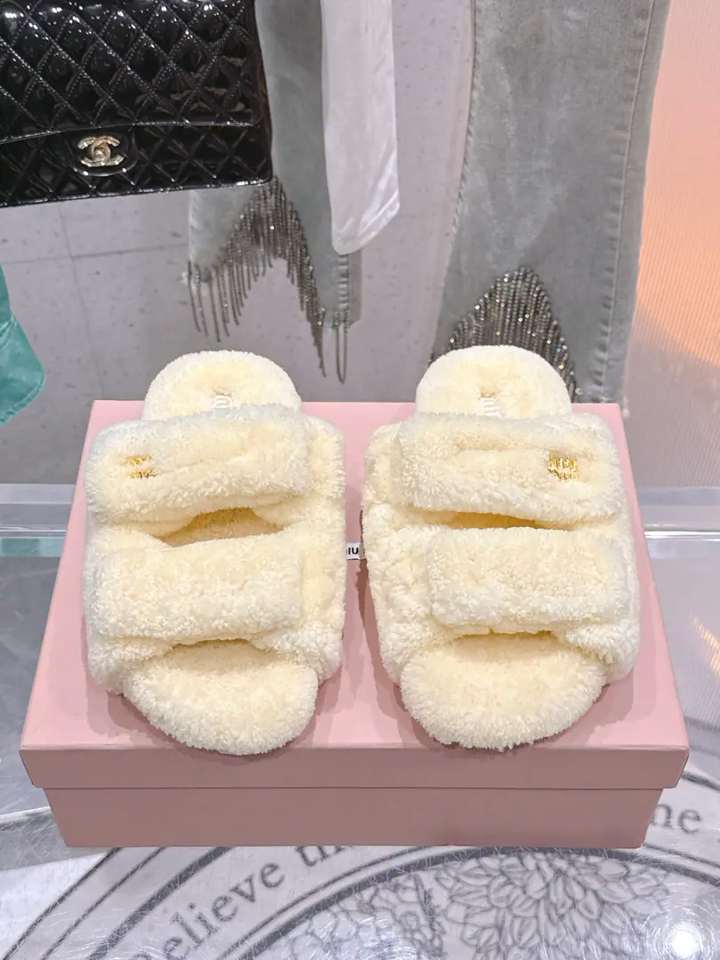 🏧𝐌𝐢𝐮𝐌𝐢𝐮The classic autumn and winter letters, hairy slippers. It's a big one.！ It's a symbol of taste, both at home and in the outer dress.！ Autumn with socks. That's just too much.. Importing real Australian wool. Original Slide-FreetpuOtsumi! Codes35-41 [40.41Do it.]