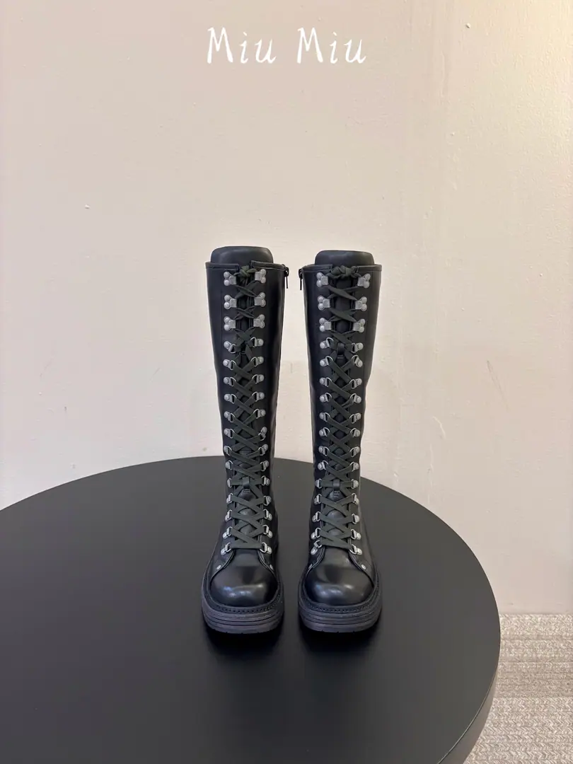 Top miumiu fw26 ne arrival～ miuHome.26Autumn boots.！The style is a base short-car boot., But the details are full., The little thought of a girl is hidden in the rough.！Our leather version is very good., Imported a skin with waxed cattle., I feel like I can wear a quality for years., And it's gonna be more and more qualitative.！ The inside calf skin., The soles of the shoe are combined with the bottoms of the shoe.！ size 35-41