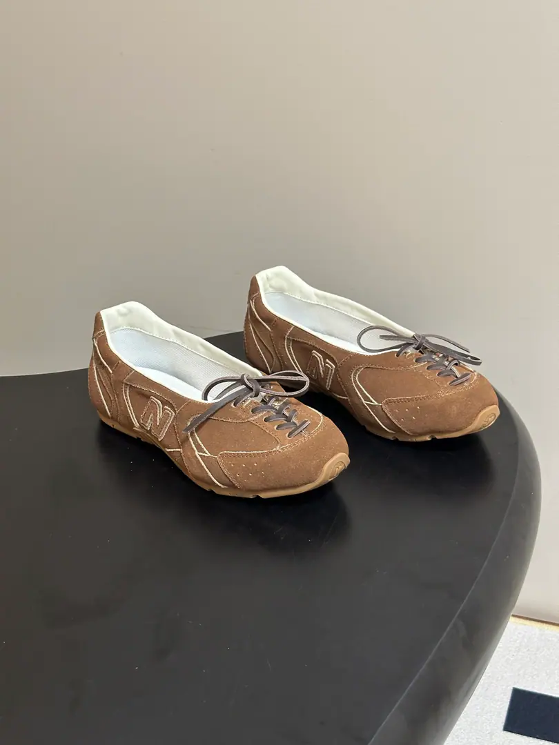 2026The new early autumn. MIUMIU X NEW Balance Mu Mu. NBThe joint is a small-bit ballet shoe with a flat-bed leisure shoe. I'm not sure I'm sure I'm going to be able to get a better look at this., Soft-formed foot-inclusive, The straps are fine., The regood shoe muscle., Base-floor light profit. The color system is fit for daily multi-dressing., With a leisure pants and a loose body., The pair of half-sands is soft and ancient., I'm shopping everyday., A short trip., It's all right for light commutes.. Shoe.: Bullskins./Cows, anti-feat, custom-made webcloths. Inside, put your feet on the inside.: Customize airnet sheets Shoes under the sole.: Shade it.TPUSlipboard Base, Add deep-range grinding materials. Shoe belt.: A specific pair of pairs of shoes with a real leather belt for a complex piece of waste. Codes: 35-39（40I'll make sure I don't change it.）