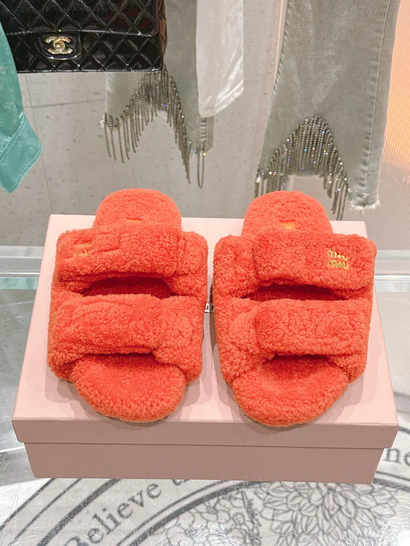 🏧𝐌𝐢𝐮𝐌𝐢𝐮The classic autumn and winter letters, hairy slippers. It's a big one.！ It's a symbol of taste, both at home and in the outer dress.！ Autumn with socks. That's just too much.. Importing real Australian wool. Original Slide-FreetpuOtsumi! Codes35-41 [40.41Do it.]