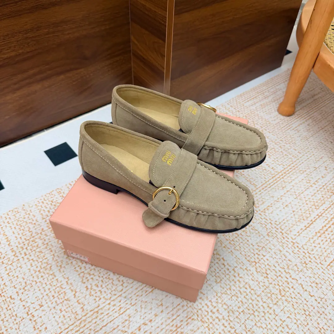 Requisition level Miu Miu 26/Autumn New Wrinkle metal buttons Bold/Flat-Lifer's shoes. The very same shoes that bring back the ancient atmosphere., The round shoe head is with the wrinkled shoe design., The ancient metal ring is tied to a little shoe-side., A little less subtle with the signature., It's gentle and sensitive.. The Academies of Integration and Retro-Change, Soft and rigid., And you're a man of face and a man of reality., Four seasons., It's easy to raise the tack of the tack.. Shoe.: Bullskins./Cows are counter-feat. Uchi.: Lamb skin. Otsumi!: Original rubber floor He's tall.: 1.5cm Size: 35-39（40.I'll make sure I don't change it.）