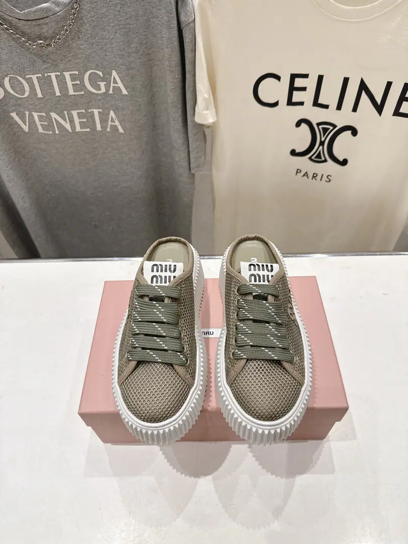 🏧𝐌𝐢𝐮𝐌𝐢𝐮New airnet sauda shoes. This is a nice American-style exercise shoe.～ You're always wearing the same thing.！ The upper foot is so nice and comfortable.💯A classic, a rare piece of talent.！ ✔Fabulous.: Import special airnet veil ✔Uchi.: Air fabric. ✔Otsumi!: Original OpenEVAIt's so light. ✔Codes: 35-40（40Make a no-refund order.）
