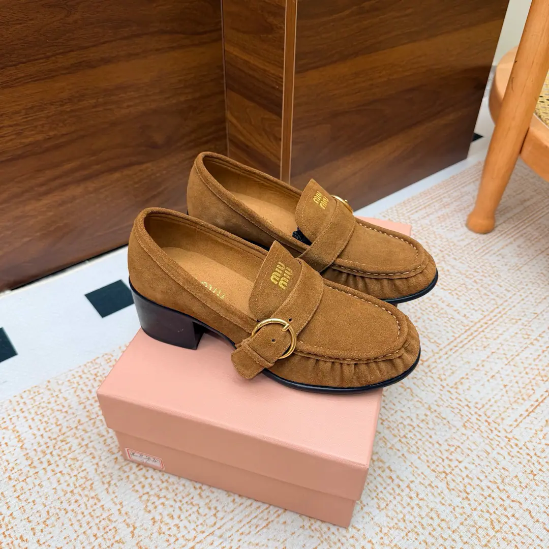 Requisition level Bold Miu Miu 26/Autumn New Wrinkle metal buttons Bold/Flat-Lifer's shoes. The very same shoes that bring back the ancient atmosphere., The round shoe head is with the wrinkled shoe design., The ancient metal ring is tied to a little shoe-side., A little less subtle with the signature., It's gentle and sensitive.. The Academies of Integration and Retro-Change, Soft and rigid., And you're a man of face and a man of reality., Four seasons., It's easy to raise the tack of the tack.. Shoe.: Bullskins./Cows are counter-feat. Uchi.: Lamb skin. Otsumi!: Original rubber floor He's tall.: 5.5cm Size: 35-39（40.I'll make sure I don't change it.）