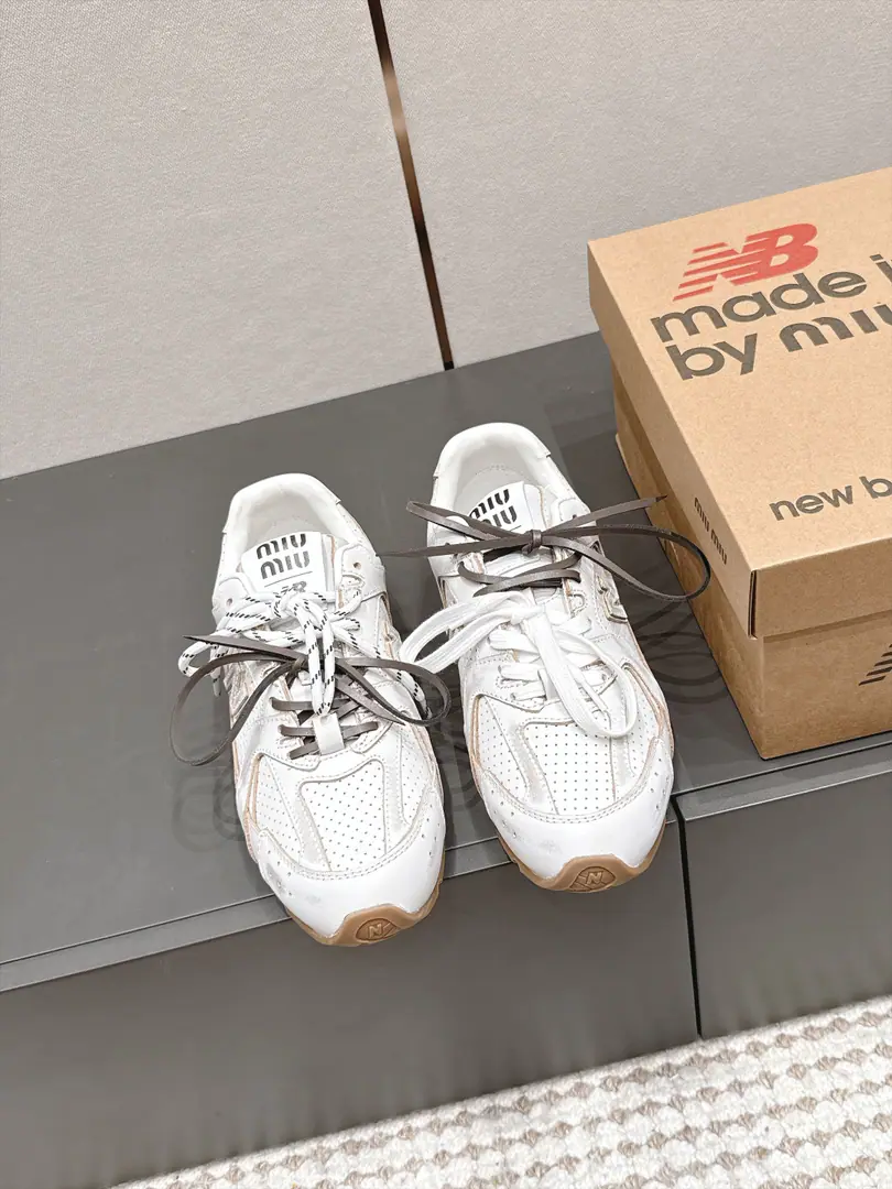 Requisition level #Couple money. Miu Miu × New Balance Joint contributions 26/Regoudhex sneakers. A resonantly gyro-shoe with a self-retrophilic intellectual atmosphere., A smooth, narrow-style shoe type., Two-colour pair of shoelaces., The shoe line is long and thin., Narrow, layout, foot., - Yes., The meat and feet have a good modifier effect., The strap-on-the-strap is flexible.. It's a mix of leisure and light and luxury., No color.. Retrotune and upper foot comfort., I want a nice, warm, everyday leisure shoe., This old scuffle of German shoes is a regular one-way trip.. Shoe.: Cows are counter-feat./Waterproof cloth Uchi.: Lamb skin. Otsumi!: TPUOtsumi! size: 35-45（Women40 Men45Do it.）