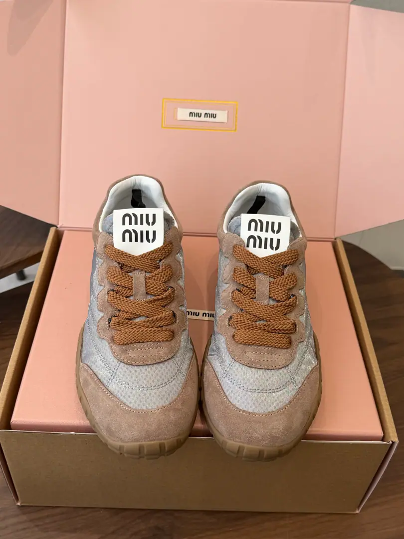 （⚠️Synchronise Action✈️Box） MiuMiu Mu Mu. 26ss New Color Spring and summer. Biscuit shoes. Agan's shoes, leisure sports shoes. miumiuThe latest blast. The bold design of the front guard., Miu MiuThe style is a simple line of the thick, bottom-drawn sneakers. Don't put the logo on your tongue and back., A little retrofit., Add marker elements！A modern style of thick-design definition Fabulous.: Original custom fabric/Cows are counter-feat. Uchi.: The original import of soft lamb wool Shoes under the sole.: Original modeling slide-proof rubber floor Size: #35-40（40Custom without re-offer）