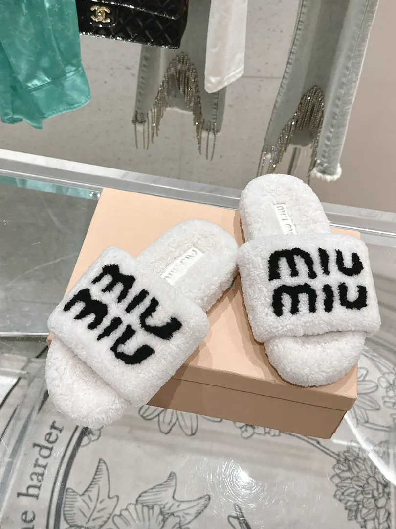 🏧𝐌𝐢𝐮𝐌𝐢𝐮The classic autumn and winter letters, hairy slippers. It's a big one.！ It's a symbol of taste, both at home and in the outer dress.！ Autumn with socks. That's just too much.. Importing real Australian wool. Original Slide-FreetpuOtsumi! Codes35-41 [40.41Do it.]