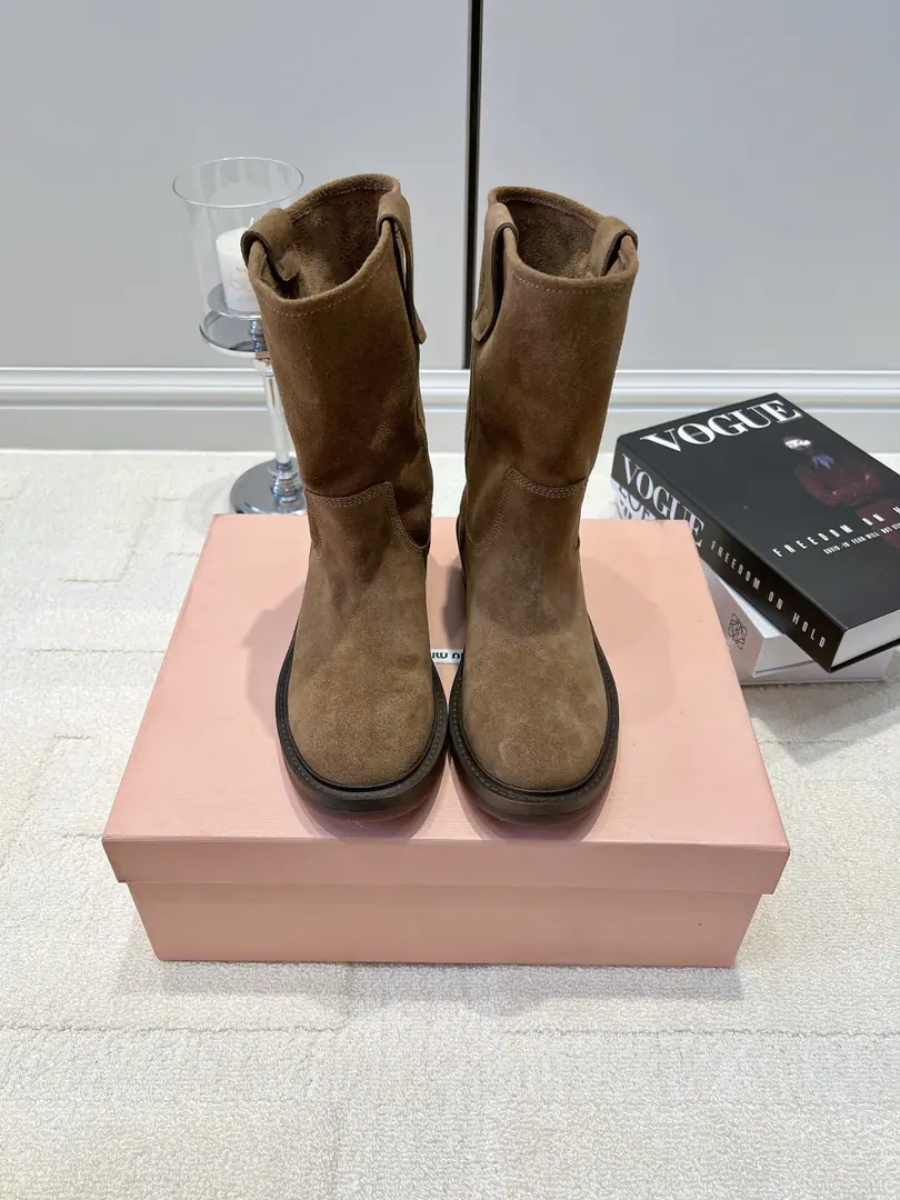 G Miu Miu Mu Mu Camel, leather and medium boots.26ss The autumn and winter atmosphere is ready for the boots. Miu MiuThese camel boots are so corny.. Soft and camelly, leather., The light-featur is a good quality., The natural coiling effect of boots with a propriety., ♪ Loosely lazy and full ♪, ♪ Bringing back the Western Restore ♪. The loose boot can't stretch its legs., The calf muscles., You can rewrite your legs., Little Teeele on both sides of the boot., It's easy to wear.. Keep your feet straight., I'm not tired of running around., Skins' bottom polish details, Fill the regurgitation.. ▪Shoe.: Counter-featur, skin. ▪Foot.: Real shoes. ▪Otsumi!: Rubber Bottom ▪Codes: 35-40（40I'll make sure I don't change it.）