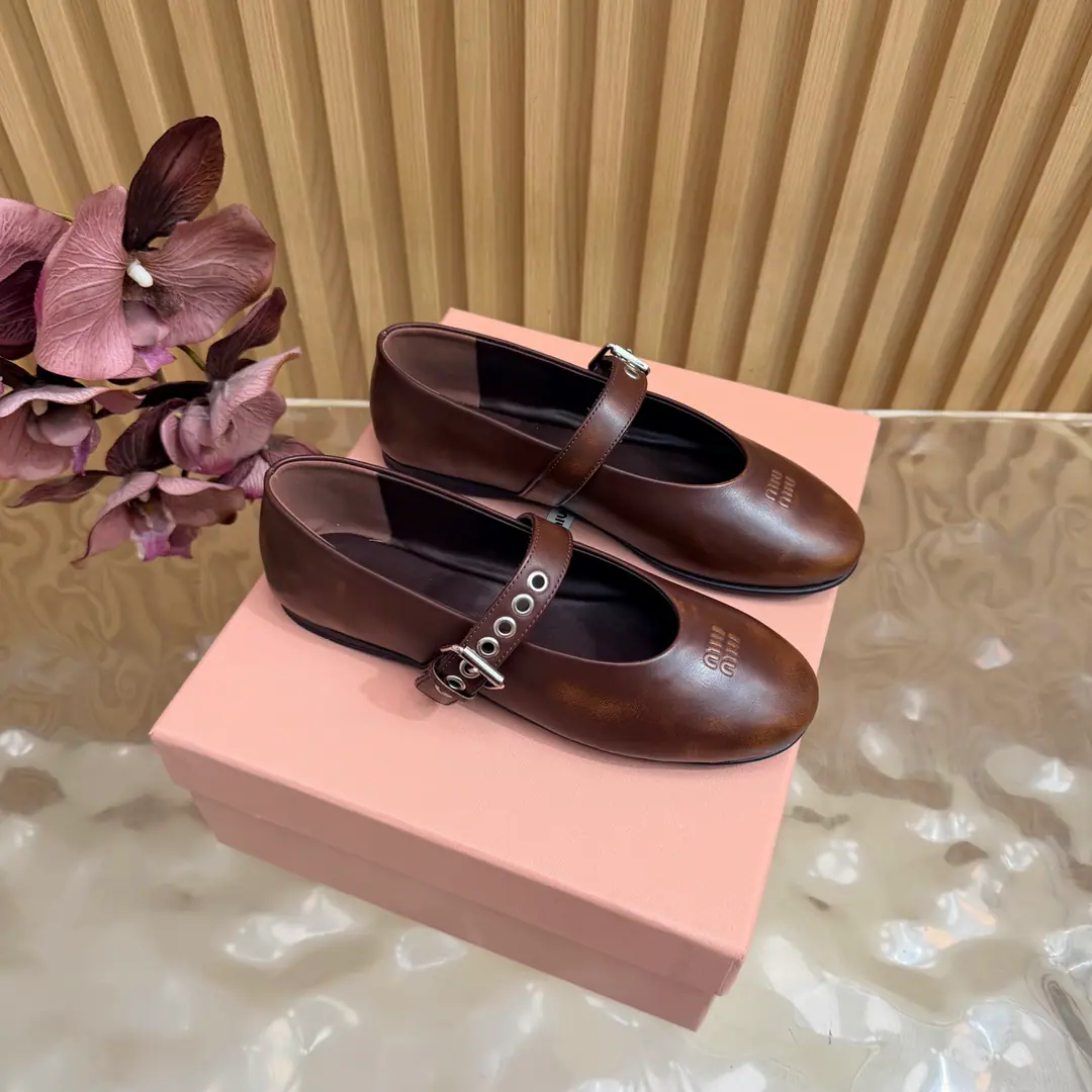 𝑀𝑖𝑢𝑀𝑖 ²⁰²² Mu. Mu. New paragraph🩰Square Ballet.🎀Mary Jane's shoe series is new.🎀miumiu ★★★★★ Paris Fashion Week's latest show., A new set of cozyness and fashion styles., Pointheads and round-head designs match different style requirements ♺ Shoe.: Skins of a colored cow. ♺ Uchi.: The original custom is in the sheep's skin. ♺ Otsumi!: Original Base ♺ Shoes.: 35-39（34, 40, 41Custom without re-offer） ♺ The most expensive cabinet is packed.