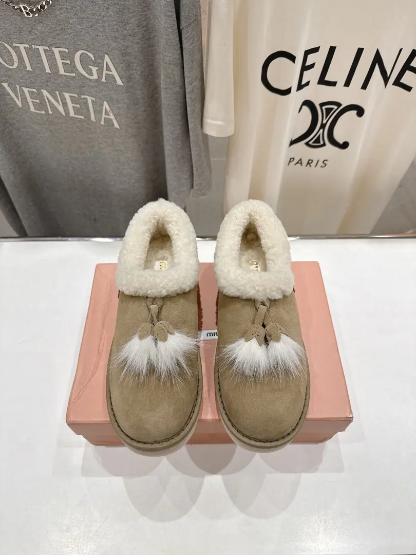 High Version Out MiuMiu/Mu Mu.F 2026ssAutumn and winter show.·A pair of fur shoes with a thick sluice. He's always on the cover of the major fashion magazines.·All the stars., Little Red Books have a big love., It's more elegant with a hairy stump., Your feet are a bit more amazing.✨I'll never regret it.· The upper foot is very comfortable and super-stable.·It's still sweet and salty.⚠️（ZPDevelopment of hardware, Custom Colours） ✔Shoe.: Customize import of high-swilight cattle revel ✔Uchi.: Import lamb wool ✔Shoes under the sole.: Original version to open ✔Codes: 35-40（40Custom） （Full𝗭𝗣Packaging）