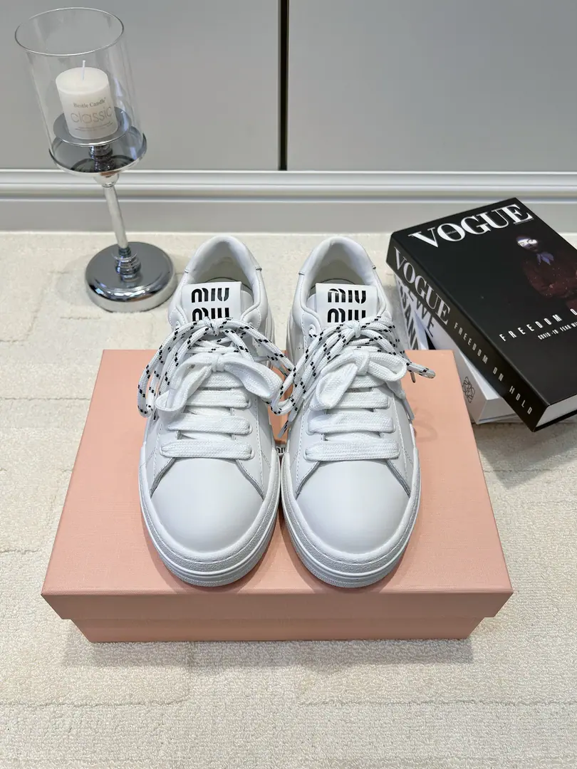G Miu Miu Mu Mu's white, white, white shoes.26ss Who can refuse a clean and gentle pair?Miu MiuWhite shoes. The general body is pure white cow skin., Round shoes., No foot-scrambling.. Black and white straps are a little bit of a puncture detail., No single., Shoe tongue.logoI'm not sure if I can get a full recognition.. The thick self-belts quietly increase their effect., Pull the legs., I'm a little bit thinner.. ♪ And the upper feet are light ♪, It's a good time to travel, whether it's a commute or a trip., Four seasons a year, full of actual wear.. ▪Shoe.: Head-decked cow skin. ▪Foot.: A sheep's shoes. ▪Otsumi!: Rubber Bottom ▪Codes: 35-39（40I'll make sure I don't change it.）