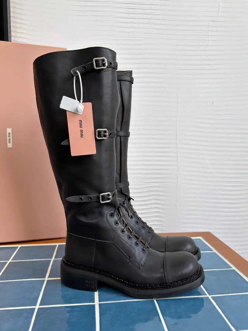 Top Version:（Scum.） Miu Miu Mu Mu. 2026 Autumn and winter money. The old days are old. Tie it. Straps. Motorbike boots. Martin boots. MiuMiuThis is a simple leather boots design., I'm going to combine shoe-faced eye design with the belt around my boots., Bootstraps, tributary button design.. Old cattle leather and fine details like buttons and empty decorations., Side zipper and tie., The logo on the shoe tongue., The rubber heel is in the metal logo.. Fabulous.: Importing cow skins Uchi.: Imported cattle skin Otsumi!: The original model of the rubber floor. He's tall.: 4.5cm Size: 35-40（40I'll make sure I don't change it.）