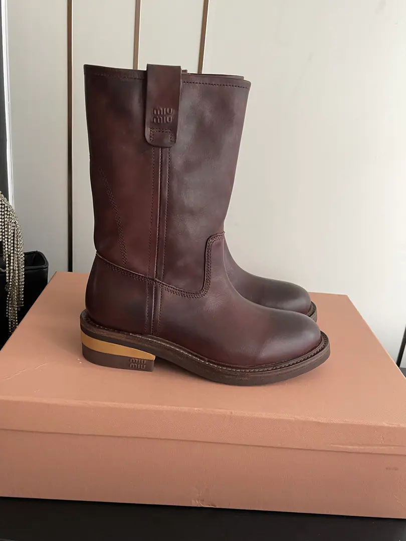 🏧𝐌𝐈𝐔 𝐌𝐈𝐔Mu Mu's latest. Old The old center boots. The shoe face is washed manually with brand-marked water, ♪ Wipe it for old leather ♪ By hand- polishing., Decompression process It's a natural retroversion to the old.. A million stars will try to get a fire order.📈It's super leisurely.✨I'll never regret it.⚠️（ZPDevelop a real set of screens） Shoe.: Customize imported oil waxed cow skin Shoes under the sole.: That's a big one. Colours: Black, Red, Brown. Codes: 35-39 (40Do it.)