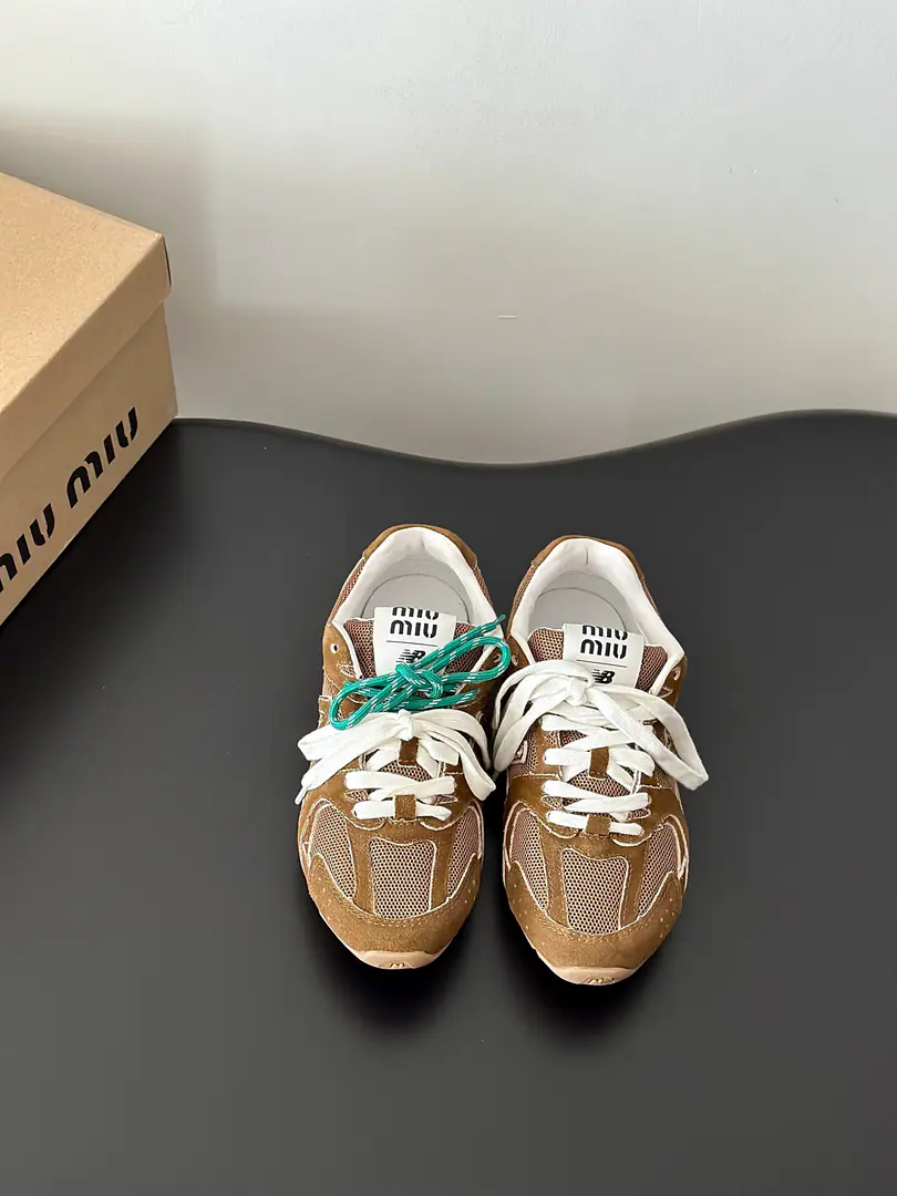 Batch #Couple money. Top Version MIU MIU✖️NEW BALANCE Mu-mu, New Baron.ss24Spring and summer series. Couples' sneakers. Original procurement development Make the goods. Quality upgrade🆚 The original camera is taking a live picture.📷 ❤️The internet blew this one off.！Super🔥You've got it all back in your head. 2024I'll see you in spring and summer.！We'll go to the Green.！ Show current elements of the new season in a pair of shoelaces style-Appropriate“Dirt”It's a fashionable attitude that comes with sex.,Laundry, Rust, The mark of the skin and the leather., Exaggeratingly expressing the passage of time., ♪ To pass on the concepts that used and loved at this moment ♪, Multiple Collision, Sending modern style！ Shoe.:Pixie. Shoe belt.:Shoe belt design A spare shoelace. Otsumi!:Original version to open size:Women35-40Men39-45（Women40Men45Freeze!）