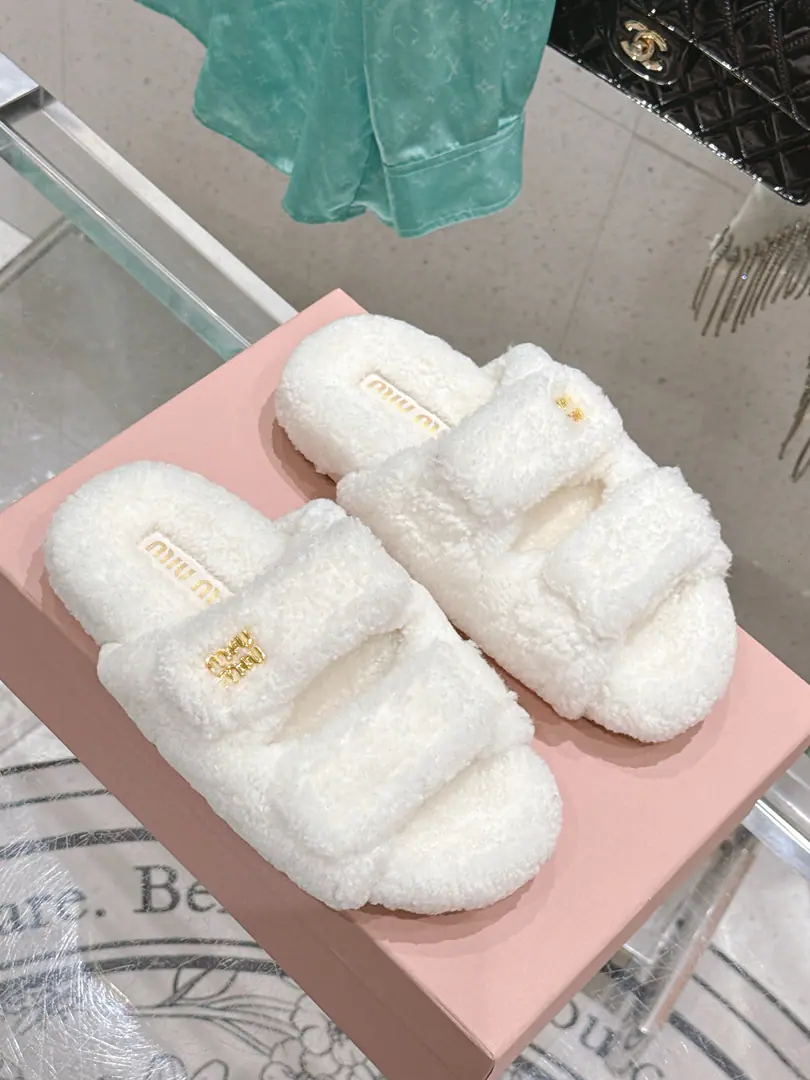 🏧𝐌𝐢𝐮𝐌𝐢𝐮The classic autumn and winter letters, hairy slippers. It's a big one.！ It's a symbol of taste, both at home and in the outer dress.！ Autumn with socks. That's just too much.. Importing real Australian wool. Original Slide-FreetpuOtsumi! Codes35-41 [40.41Do it.]