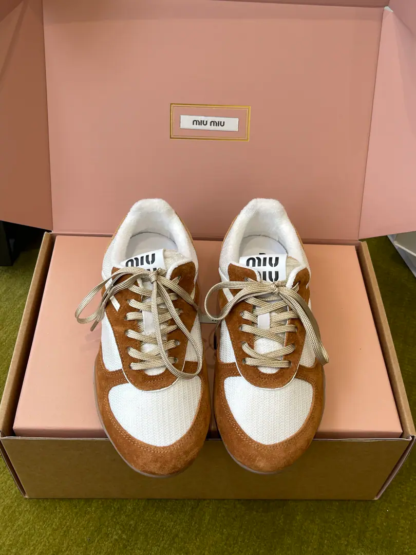 MiuMiu Mu Mu. 26ssNew paragraph - Tetsu. Leisure sports shoes The show process is fromMiu MiuClose-up of the series The new season's current element and the concept of the love of the moment. Multiple Collision Sending modern style~ It's not very nice to wear it. The upper feet are so comfortable. Fashion cow skin./Nebula Inside, you can get a fuzzy. Rubber Bottom Codes: 35-40（40I'll make sure I don't change it.）