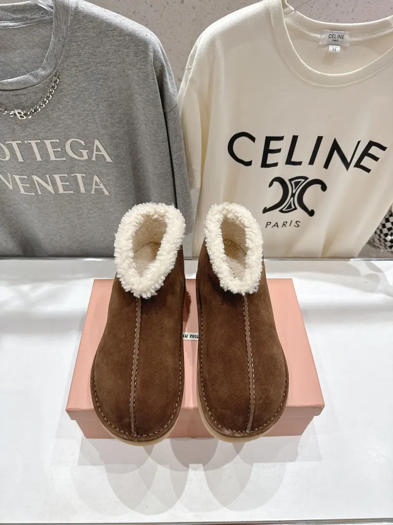 High Version Out MiuMiu/Mu Mu.F 2026ssAutumn and winter show.·Furry little boots, snow boots, fur shoes. He's always on the cover of the major fashion magazines.·All the stars., Little Red Books have a big love., Your feet are a bit more amazing.✨I'll never regret it.· The upper foot is very comfortable and super-stable.·It's still sweet and salty.⚠️（ZPDevelopment of hardware, Custom Colours） ✔Shoe.: Importing high-swilight cattle back-feathers ✔Uchi.: Australian imports of wool ✔Shoes under the sole.: ZPThe rubber floor. ✔Codes: 35-40（40.41Custom） （Full𝗭𝗣Packaging）