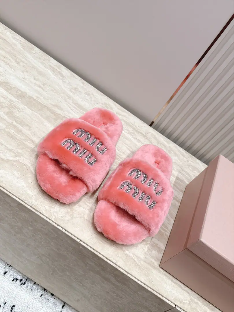 miumiu New fur slippers.！ This is so cute.～ ♪ Soft and fluffy hair ♪, It's warm and warm.! I'm gonna raise my legs.! Autumn and winter with socks and lazy. The upper feet are really nice and fashionable.!It's so beautiful.! wool., ♪ My hands are so delicate and so soft and smooth ♪ Original model rubber bottom Size: 35-39（40/41Custom）