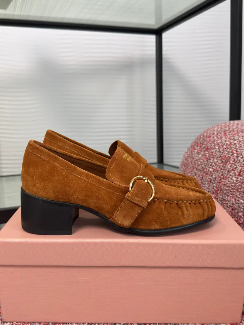 Top Version MIU MIU Mu Mu. 2026 The new early autumn. Wrinkles Buckle. High heels LeFlell Shoes. This fury leather shoes, the college style of the lilyfors and the elegant style of Mary Jane's shoes.. This is a very light wrinkle design for fine gold logo and button details.. Fabulous.: Imported cattle skin/Cows are counter-feat. Uchi./Foot.: Import of sheep skin Otsumi!: The original model of the rubber floor. He's tall.: 5cm Size: 35-40（40 I'll make sure I don't change it.）