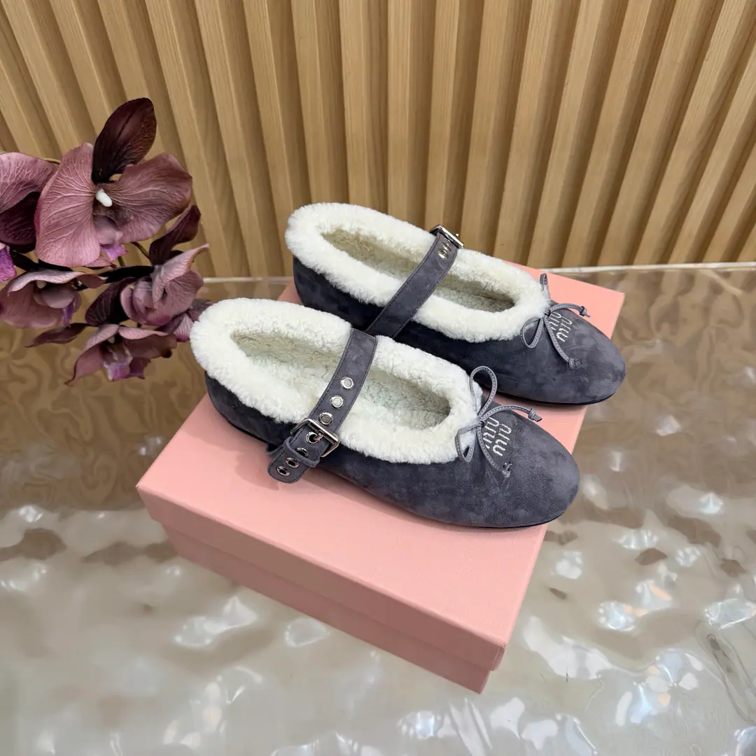 𝑀𝑖𝑢𝑀𝑖 ²⁰²² Mu. Mu. New paragraph🩰wool. Ballet.🎀Mary Jane's shoe series is new.🎀miumiu ★★★★★ Paris Fashion Week's latest show., A new set of cozyness and fashion styles., Pointheads and round-head designs match different style requirements ♺ Shoe.: Cows are counter-feat.➕wool. ♺ Uchi.: Original customizes the wool inside ♺ Otsumi!: Original Base ♺ Shoes.: 35-39（34, 40, 41Custom without re-offer） ♺ The most expensive cabinet is packed.
