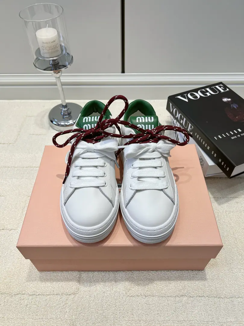 G Miu Miu Mu Bai is a green-deep-deck shoe.26ss It's a regenerative feeling.Miu MiuSlabs. Clean white cow shoes., A green eye on the back and inside., Retro and live.. White., Two pairs of shoelaces for the wine and red., It's free to change., Easy to switch to different styles.. The round shoe heads contain most of the feet., The thick and the thick and the high., Long legs ratio, The upper foot doesn't weigh too much.. Shoe tongue brand.logoI'm sure you're very well-recognizable., The girl's feeling old.. Daily commute, It's all right to go out and play., It's a very high-dressing thing.. ▪Shoe.: Head-decked cow skin. ▪Foot.: A sheep's shoes. ▪Otsumi!: Rubber Bottom ▪Codes: 35-39（40I'll make sure I don't change it.）