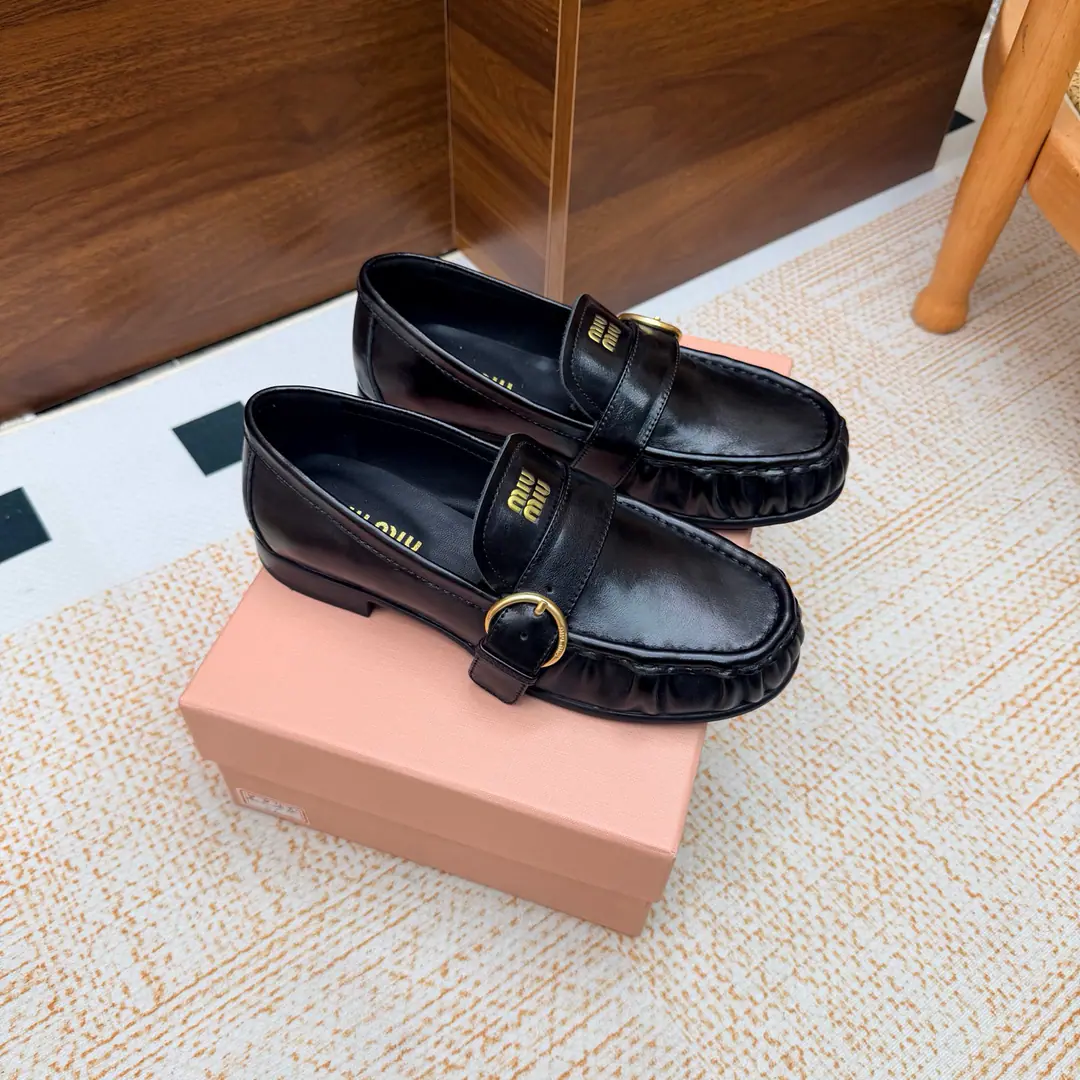 Requisition level Miu Miu 26/Autumn New Wrinkle metal buttons Bold/Flat-Lifer's shoes. The very same shoes that bring back the ancient atmosphere., The round shoe head is with the wrinkled shoe design., The ancient metal ring is tied to a little shoe-side., A little less subtle with the signature., It's gentle and sensitive.. The Academies of Integration and Retro-Change, Soft and rigid., And you're a man of face and a man of reality., Four seasons., It's easy to raise the tack of the tack.. Shoe.: Bullskins./Cows are counter-feat. Uchi.: Lamb skin. Otsumi!: Original rubber floor He's tall.: 1.5cm Size: 35-39（40.I'll make sure I don't change it.）