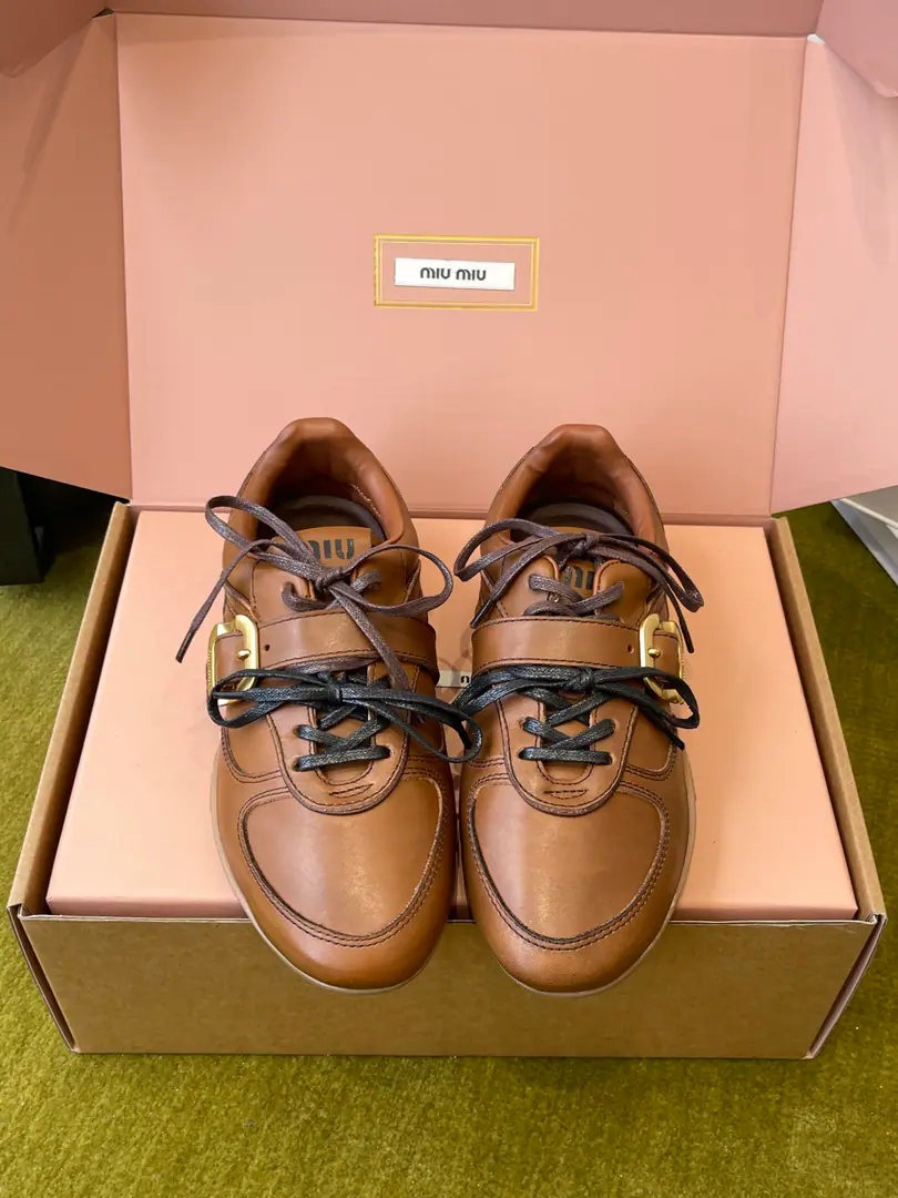 MiuMiu Mu Mu. 26ssNew paragraph - Tetsu. Leisure sports shoes The show process is fromMiu MiuClose-up of the series The new season's current element and the concept of the love of the moment. Multiple Collision Sending modern style~ It's not very nice to wear it. The upper feet are so comfortable. Fashion cow skin. The inside of the cow. Rubber Bottom Codes: 35-40（40I'll make sure I don't change it.）