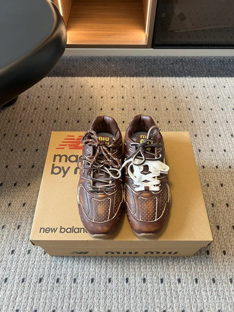 Miu Mi* x New Balanc*26ssA new co-loose sneakers in the morning and autumn. I'm not sure I'm sure I'm going to be able to get a better look at this., ♪ Soft and shoes in the foot ♪, The old coloring process has its own taste., The mesh is a rich layer of leather., The pair of shoelaces were designed to be well-known.. The multicolour system fits multiple wear styles., With broad legs and loose pants., It's a nice mix of half-skins., I'm shopping everyday., A short trip., It's a good thing to travel lightly.. Shoe.: Bullskins. Uchi.: Lamb skin./Net Otsumi!: TPUOtsumi! size: 35-45Code（40, 45Code custom is not to be changed）