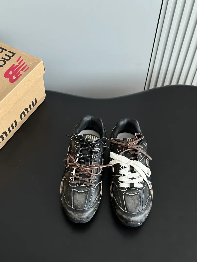 Batch #Couple money. Top Version MIU MIU✖️NEW BALANCE Mu-mu, New Baron.ss24Spring and summer series. Couples' sneakers. Original procurement development Make the goods. Quality upgrade🆚 The original camera is taking a live picture.📷 ❤️The internet blew this one off.！Super🔥You've got it all back in your head. 2024I'll see you in spring and summer.！We'll go to the Green.！ Show current elements of the new season in a pair of shoelaces style-Appropriate“Dirt”It's a fashionable attitude that comes with sex.,Laundry, Rust, The mark of the skin and the leather., Exaggeratingly expressing the passage of time., ♪ To pass on the concepts that used and loved at this moment ♪, Multiple Collision, Sending modern style！ Shoe.:Skins of a colored cow. Shoe belt.:Shoe belt design A spare shoelace. Otsumi!:Original version to open size:Women35-40Men39-45（Women40Men45Freeze!）