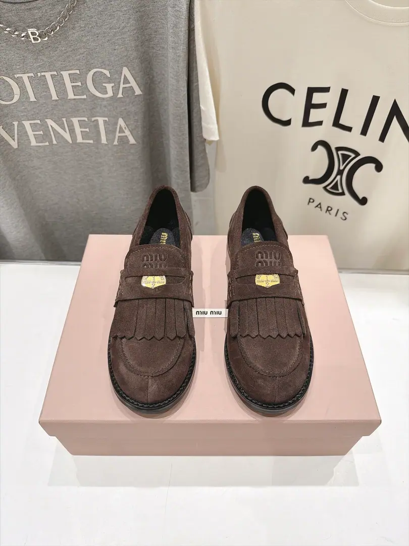 High Version Out MiuMiu/Mu Mu.F 2026ssAutumn and winter money.·Lucky money series of limo shoes and leisure shoes. All the stars., Little Red Book fashion masters have grass.. Shoes with coins and bouquets.MiuLogo, To show the classics of a different class.. The upper feet are very comfortable.·It's still sweet and salty. ⚠️（ZPDevelopment of hardware, Custom skin colour） ✔Shoe.: Customize import of high-silence refrigerated skin ✔Uchi.: Import of sheep skin ✔Shoes under the sole.: The original model of the rubber floor. ✔Codes: 35-40（40.41Custom） （Full𝗭𝗣Packaging）