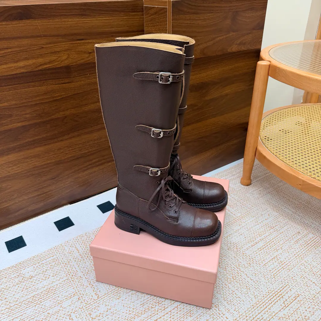 Boots. 2026Autumn and winter, the new Martyr boots are designed with great enthusiasm., miumiu♪ The unique style of the show ♪, And you're gonna be the focus of the crowd. To be queen of fashion.! - The fashionable stuff. Boots. Boots are high.15Inches Short boots. Boots are high.8Inches Shoe.:Use imported cattle skin Uchi.: In the watered cow. Foot.: In the cow dyed cow. He's tall.: 4cm Otsumi!: Rubber skating and grinding. Codes: 34-41（34.40.41No, no, no, no, no.）