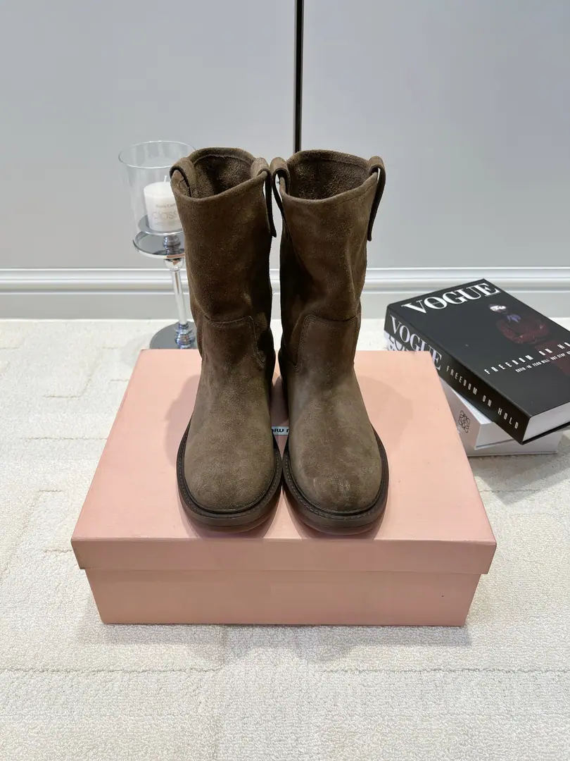 G Miu Miu Mu Mu Jin, a bunch of medium boots26ss ♪ Autumn ♪ ♪ The twilight ♪Miu MiuHold it tight. Low-saturated gray camels, too much skin., The damp face is tender and ancient., And he's a little bit lazy., Don't be so hard-headed., The laxity is straight up.. The loose boots are so friendly with the various legs., It's a big calf., You can fix your muscle legs., Tweedledge, design., It's easier to wear it.. Low and steady., The street trip was free of stress., The old shoe base is full of details., The Western Winds are all over the place.. ▪Shoe.: Counter-featur, skin. ▪Foot.: Real shoes. ▪Otsumi!: Rubber Bottom ▪Codes: 35-40（40I'll make sure I don't change it.）