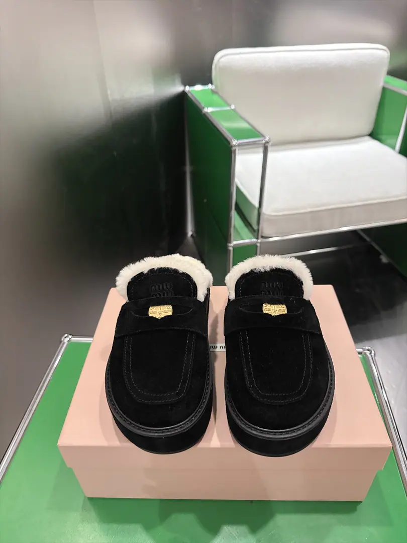 （k )MiuMiu Mu Mu.2026ssAutumn and winter money.·Lucky coin series with a half-roll of shoes.‼️ All the stars., Little Red Book fashion masters have grass.. Shoes with coins and bouquets.MiuLogo, To show the classics of a different class.. The upper foot is very comfortable with super-heating.·It's still sweet and salty. Shoe.: Customize import of high-silence refraction cow skin Uchi.: Imported wool Shoes under the sole.: The original model of the rubber floor. Codes: 35-40（40.41Custom）