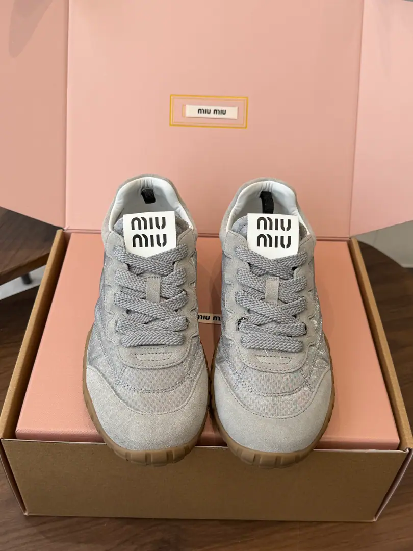 （⚠️Synchronise Action✈️Box） MiuMiu Mu Mu. 26ss New Color Spring and summer. Biscuit shoes. Agan's shoes, leisure sports shoes. miumiuThe latest blast. The bold design of the front guard., Miu MiuThe style is a simple line of the thick, bottom-drawn sneakers. Don't put the logo on your tongue and back., A little retrofit., Add marker elements！A modern style of thick-design definition Fabulous.: Original custom fabric/Cows are counter-feat. Uchi.: The original import of soft lamb wool Shoes under the sole.: Original modeling slide-proof rubber floor Size: #35-40（40Custom without re-offer）
