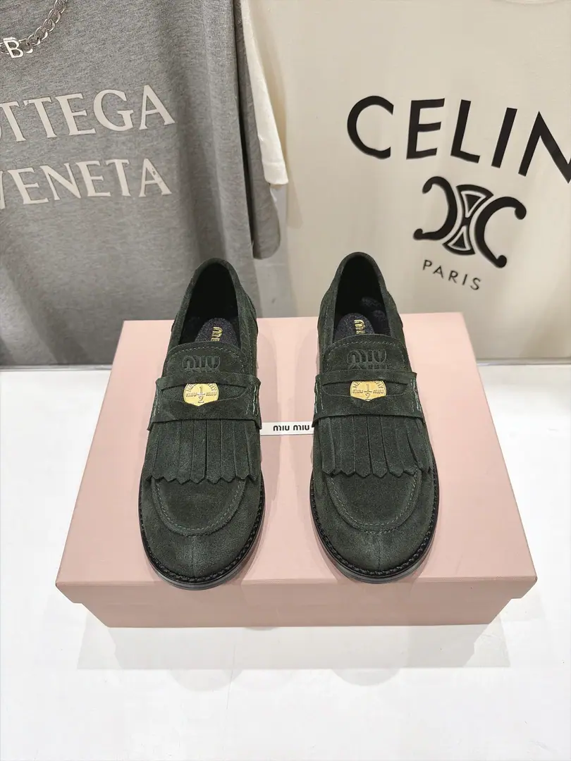 High Version Out MiuMiu/Mu Mu.F 2026ssAutumn and winter money.·Lucky money series of limo shoes and leisure shoes. All the stars., Little Red Book fashion masters have grass.. Shoes with coins and bouquets.MiuLogo, To show the classics of a different class.. The upper feet are very comfortable.·It's still sweet and salty. ⚠️（ZPDevelopment of hardware, Custom skin colour） ✔Shoe.: Customize import of high-silence refrigerated skin ✔Uchi.: Import of sheep skin ✔Shoes under the sole.: The original model of the rubber floor. ✔Codes: 35-40（40.41Custom） （Full𝗭𝗣Packaging）