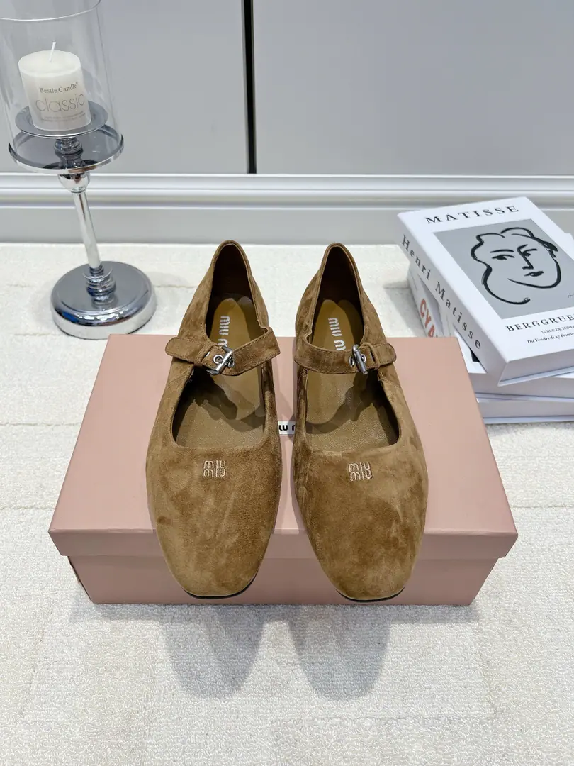 G Miu Miu Mu Mu Moo Ju, with Mary Jane's flat shoes.26ss The ancient Meadows. Miu MiuPierre Jane is too gentle. Caramel browns, skin irritation., Meadard's a great partner. Round-head shoes with feet., No toes., The broads are friendly. One word buttons can be relaxed., I can't get through this., Just walk like a man. The shoe is a little embroidery.logoLow profile is very valuable., The girl's feeling old. With a long, half-wolf dress., Tsk., Cowete suit, The windcoats are so beautiful. I'm a regular commuter., The gentle Han Department., The ancient French way of doing things. ▪Shoe.: Counter-featur, skin. ▪Foot.: In the sheep's skin. ▪Otsumi!: Rubber floor ▪Codes: 35-40（40I'll make sure I don't change it.）