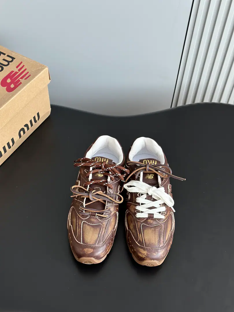 Batch #Couple money. Top Version MIU MIU✖️NEW BALANCE Mu-mu, New Baron.ss24Spring and summer series. Couples' sneakers. Original procurement development Make the goods. Quality upgrade🆚 The original camera is taking a live picture.📷 ❤️The internet blew this one off.！Super🔥You've got it all back in your head. 2024I'll see you in spring and summer.！We'll go to the Green.！ Show current elements of the new season in a pair of shoelaces style-Appropriate“Dirt”It's a fashionable attitude that comes with sex.,Laundry, Rust, The mark of the skin and the leather., Exaggeratingly expressing the passage of time., ♪ To pass on the concepts that used and loved at this moment ♪, Multiple Collision, Sending modern style！ Shoe.:Skins of a colored cow. Shoe belt.:Shoe belt design A spare shoelace. Otsumi!:Original version to open size:Women35-40Men39-45（Women40Men45Freeze!）