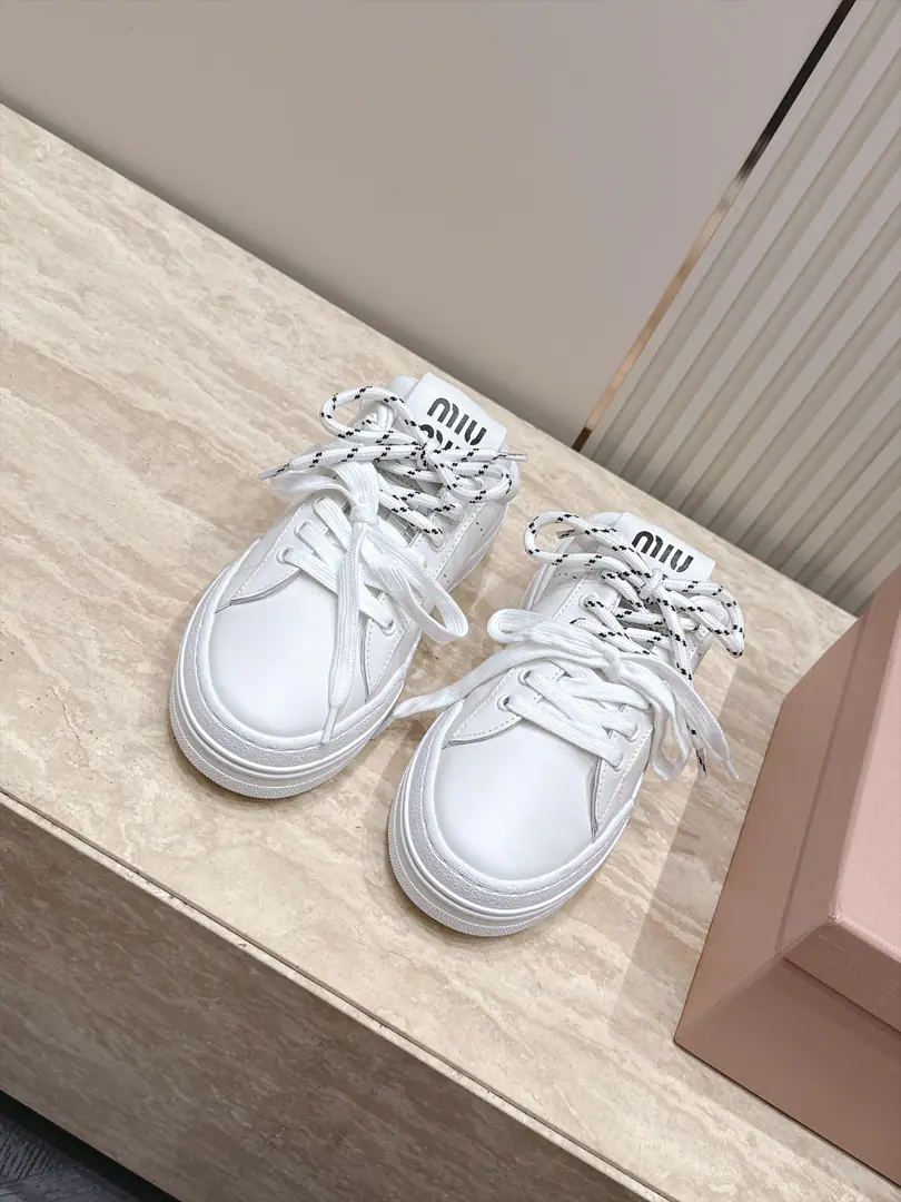 Half-drawn. MiuMiu Mu Mu.26A new recreational shoe in the morning and autumn. White shoes. Half slippers. The whole new colored colored color line is a hot pair of white shoes. A certain amount of money.～Jane's Advanced It's very comfortable with your feet., Income required for the year！The latest show, a painting of the international and foreign bloggers., Little Red Book Herb Grower Series, The old man blew up a simple sports shoe design with his stylish feet., Very recognizable shoe tongue., ♪ Make the Buddha's sweet and leisure wind ♪~~You can't go to the footyard without matching.！ Shoe.: Original custom-made cow skin Inside, put your feet on the inside.: Lamb skin. Shoes under the sole.: Original OpenTPuOtsumi! Codes: 35-40（40I'll make sure I don't change it.）