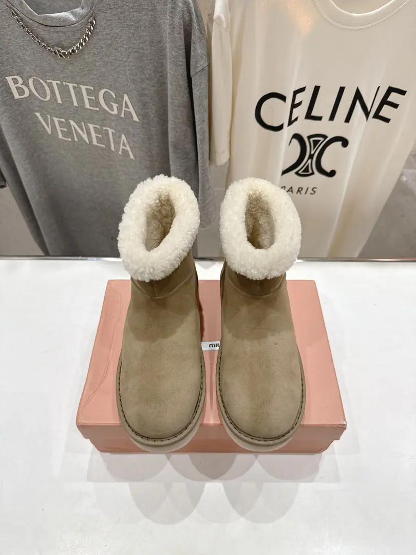 High Version Out MiuMiu/Mu Mu.F 2025ssAutumn and winter show.·Furry little boots, snow boots, fur shoes. He's always on the cover of the major fashion magazines.·All the stars., Little Red Books have a big love., Your feet are a bit more amazing.✨I'll never regret it.· The upper foot is very comfortable and super-stable.·It's still sweet and salty.⚠️（ZPDevelopment of hardware, Custom Colours） ✔Shoe.: Importing high-swilight cattle back-feathers ✔Uchi.: Australian imports of wool ✔Shoes under the sole.: ZPThe rubber floor. ✔Codes: 35-40（40Custom） （Full𝗭𝗣Packaging）