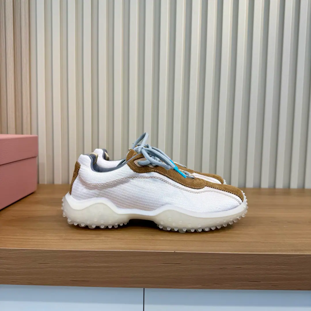 Plant price MiuMiu.Mu Mu.2026The new Autumn is a good old Queen's. Jane's design is a little bit of a stump., It's easy to wear., ♪ ♪ ♪ Skinning shoes on ♪, Press branding., The details are so patient.. Particle thick, slide-proof rubber floor., ♪ Soft feet ♪, I'm not tired of getting taller.. The regenerate process is full of fragrants.. Telecommuting, It's a good day's trip., With jeans., Half-clothed., And I'm a little bit of a stylish.. Size: 35-40（41Do it.） Full original package