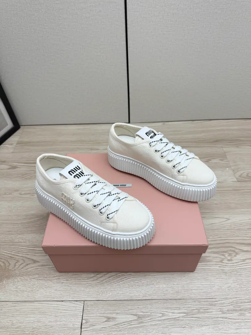 - The fabric. Counter-featur.+20 Miu Miu 26/The new old-fashioned, thick, white-ass crackers. Low profile luxury..The whole shoe is so light., No foot-scrambling., The style is really simple and pretty., The longer you look at it, the more you see it, the more you see it.! How can we lose a pair of tarpaulin-cooked shoes on our feet this summer?! ✔️Fabulous.: Cows are counter-feat./The canvas. ✔️Uchi.: Piri. ✔️Otsumi!: Slipperproof grinding.EVAOtsumi! ✔️Size: 35-40（40I'll make sure I don't change it.）