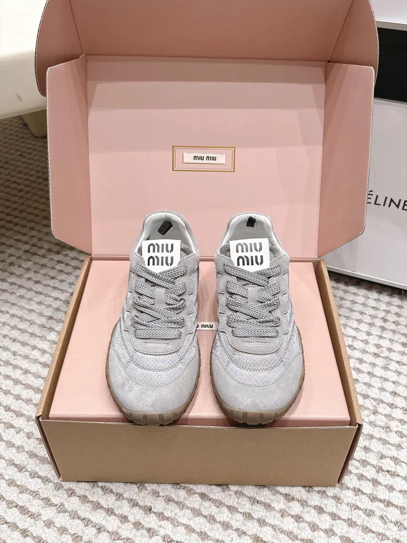 Requisition level MiuMiu 26/ Autumn New Biscuit shoes. Agan's shoes, leisure sports shoes. miumiuThe latest blast. The bold design of the front guard., Miu MiuThe style is a simple line of the thick, bottom-drawn sneakers. Don't put the logo on your tongue and back., A little retrofit., Add markers！A modern style of thick-design definition Fabulous.: Custom fabric/Cows are counter-feat. Uchi.: Import soft sheep skin Otsumi!: - Open the slide-proof rubber floor. Size: 35-40（40Do it.）