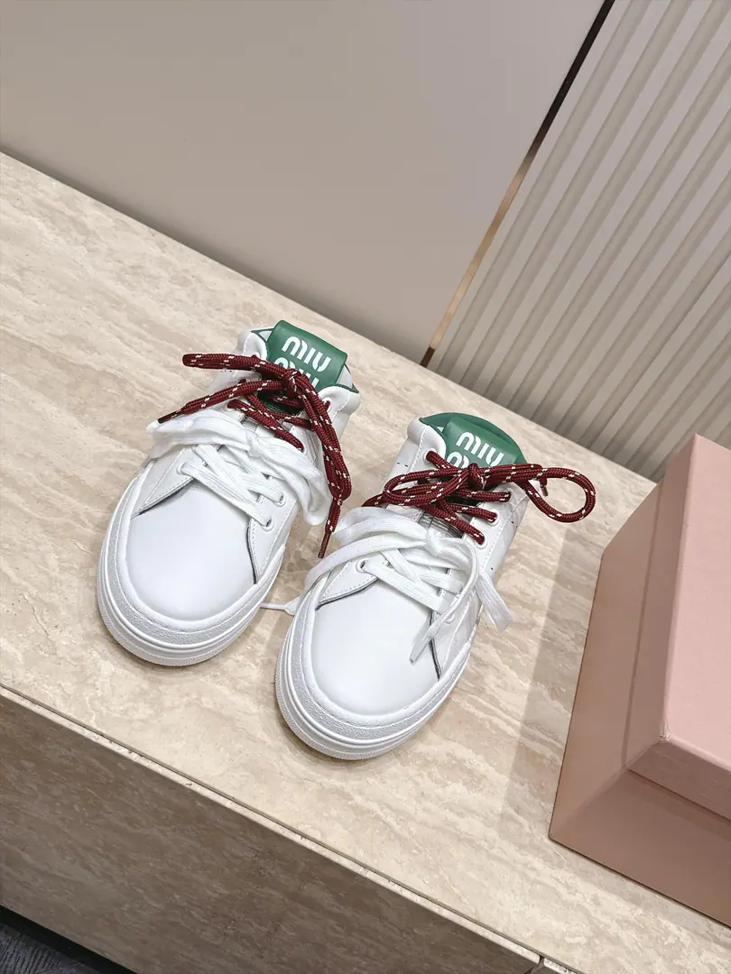Half-drawn. MiuMiu Mu Mu.26A new recreational shoe in the morning and autumn. White shoes. Half slippers. The whole new colored colored color line is a hot pair of white shoes. A certain amount of money.～Jane's Advanced It's very comfortable with your feet., Income required for the year！The latest show, a painting of the international and foreign bloggers., Little Red Book Herb Grower Series, The old man blew up a simple sports shoe design with his stylish feet., Very recognizable shoe tongue., ♪ Make the Buddha's sweet and leisure wind ♪~~You can't go to the footyard without matching.！ Shoe.: Original custom-made cow skin Inside, put your feet on the inside.: Lamb skin. Shoes under the sole.: Original OpenTPuOtsumi! Codes: 35-40（40I'll make sure I don't change it.）