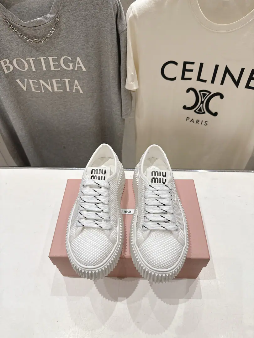 🏧𝐌𝐢𝐮𝐌𝐢𝐮New airnet sauda shoes. This is a nice American-style exercise shoe.～ You're always wearing the same thing.！ The upper foot is so nice and comfortable.💯A classic, a rare piece of talent.！ ✔Fabulous.: Import special airnet veil ✔Uchi.: Air fabric. ✔Otsumi!: Original OpenEVAIt's so light. ✔Codes: 35-40（40Make a no-refund order.）