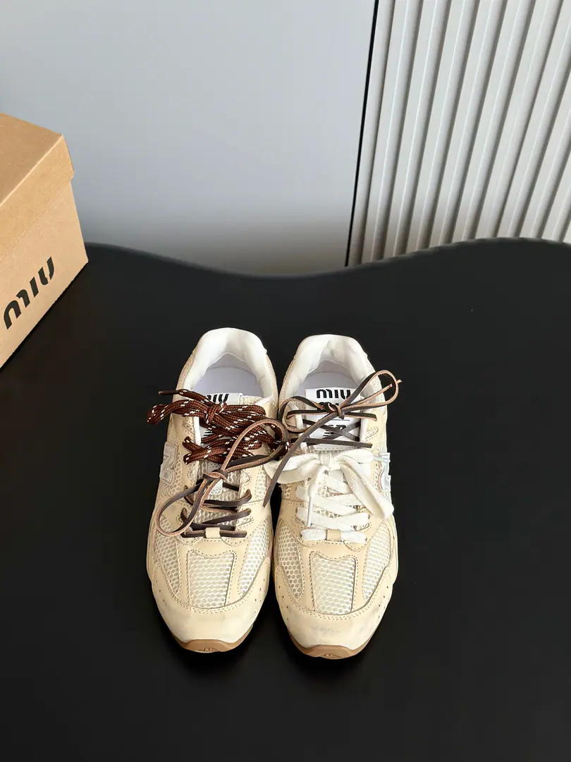 Batch Miumi* ✖️new Balanc* Joint couple sneakers. Happy shoes from Meadard are old and colored. Shoes with a pair of corny, leather., In the cow's skin., Self-module skating rubber grinding base The shoelaces were designed with three pairs of shoelaces per shoe, which are more popular recently. Female size35-39（40Make a no-refund order.） Men's size.39-44