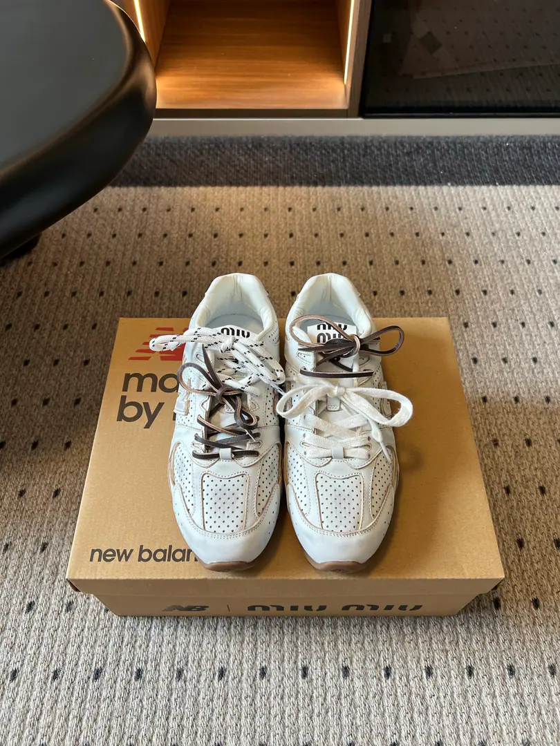 Miu Mi* x New Balanc*26ssA new co-loose sneakers in the morning and autumn. I'm not sure I'm sure I'm going to be able to get a better look at this., ♪ Soft and shoes in the foot ♪, The old coloring process has its own taste., The mesh is a rich layer of leather., The pair of shoelaces were designed to be well-known.. The multicolour system fits multiple wear styles., With broad legs and loose pants., It's a nice mix of half-skins., I'm shopping everyday., A short trip., It's a good thing to travel lightly.. Shoe.: Bullskins. Uchi.: Lamb skin./Net Otsumi!: TPUOtsumi! size: 35-45Code（40, 45Code custom is not to be changed）