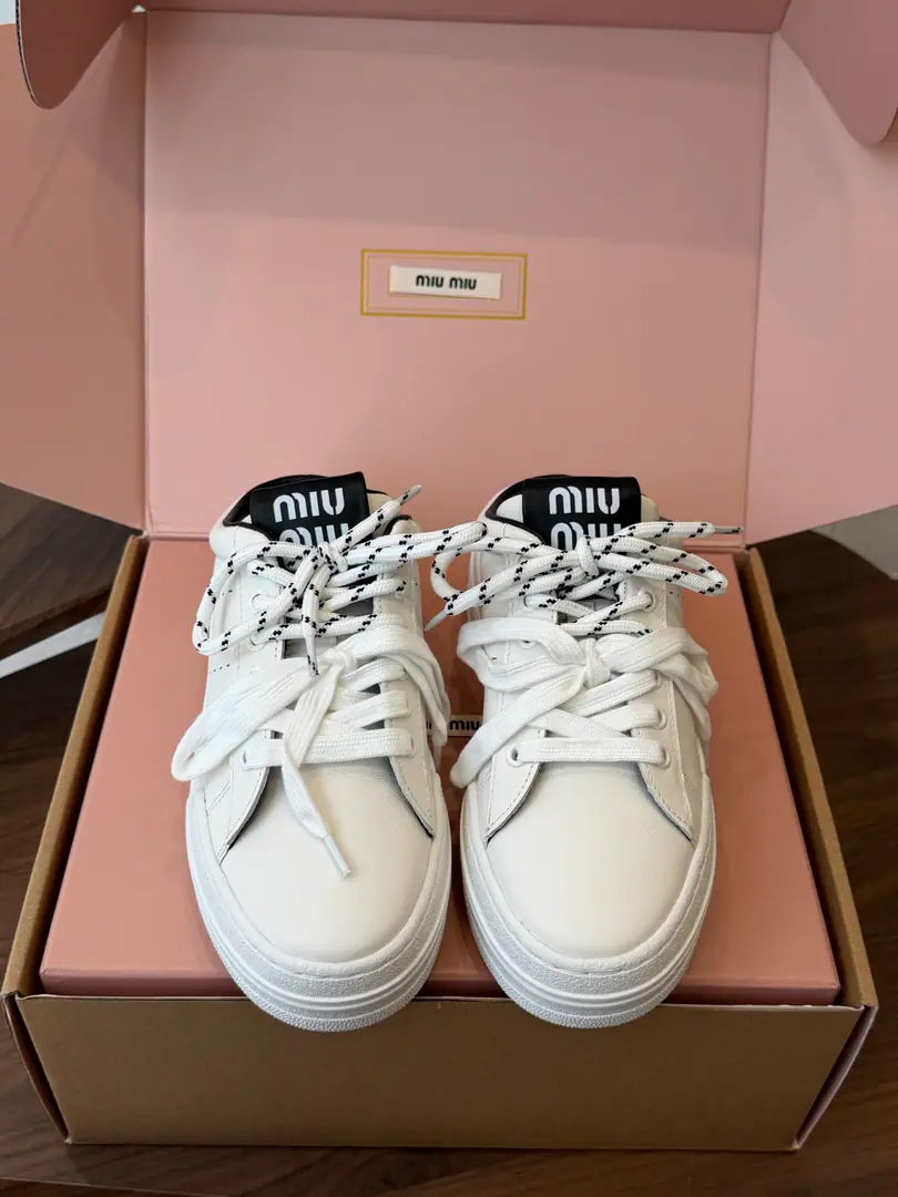 Miu Miu26ssSummer's new leisure, white shoes. ♪ The gentle, sweet, leisurely atmosphere comes to me ♪, White shoes with colorful suits and then they're racked together., To change shape with a pair of pairs of shoes., The Janey version is a smart-ass machine.. It's a hundred short skirts., Cowboys straight pants., Leisure suit., School commutes, A shopping date., It's a good thing to go out for a short trip., ♪ Make a nice little girl ♪. Shoe.: Bullskins. Uchi.: Lamb skin. Otsumi!: Rubber Bottom size: 35-40Code（40Code custom is not to be changed） He's tall.: 4cm