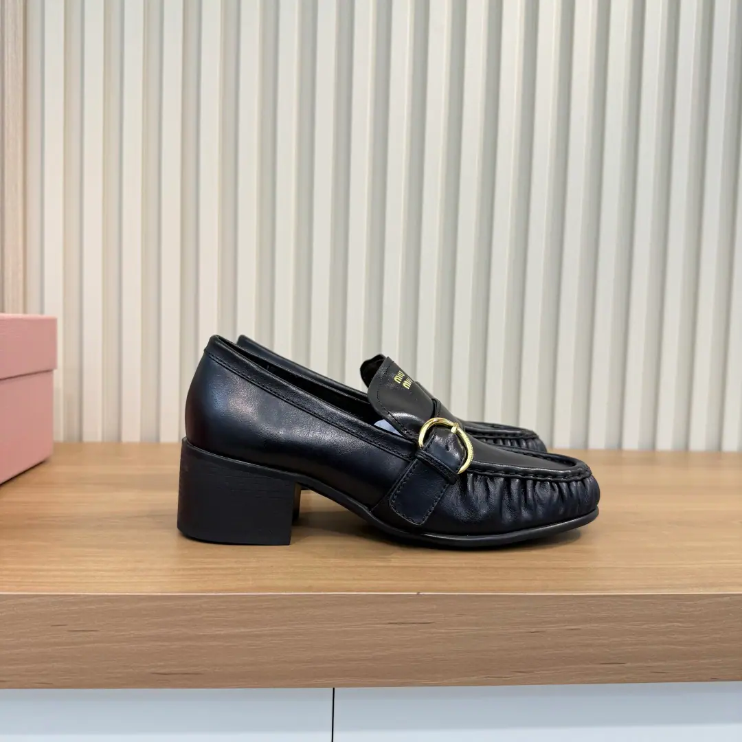 Plant price Miu MiuMu-mu's latest wrinkled but not too fast. A superstar, red grass. The Old School of Retro. The element is the soul of the whole pair of shoes. Breaking the traditional lyfolio single-stylish contour I'm a little tired of being a little bit old. Regable metal round buttons Strengthening the Academy's Renaissance It's not too much. Shoe face, little cow skin. Soft and advanced. He's got a good walk. The first model of the rubber is a smoothing base, taking into account the retro-cooling atmosphere and daily comfort.Size: 35-40